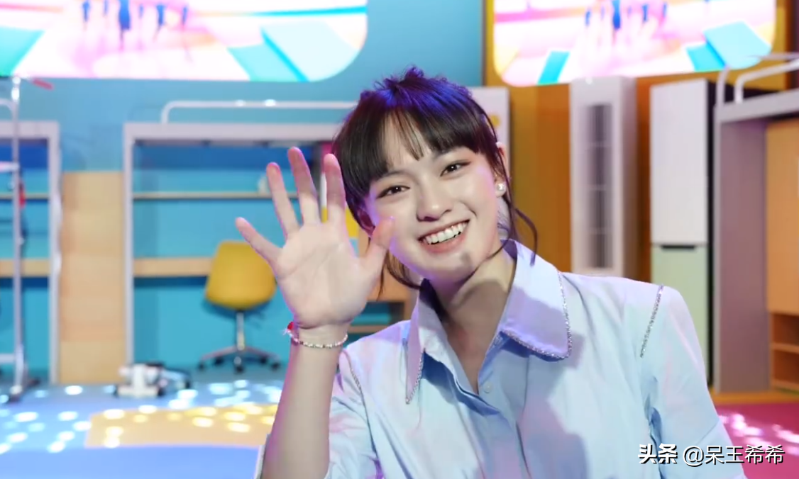 中央五台主持人男生名单(央视五四晚会主持阵容公开,年轻面孔撑门面