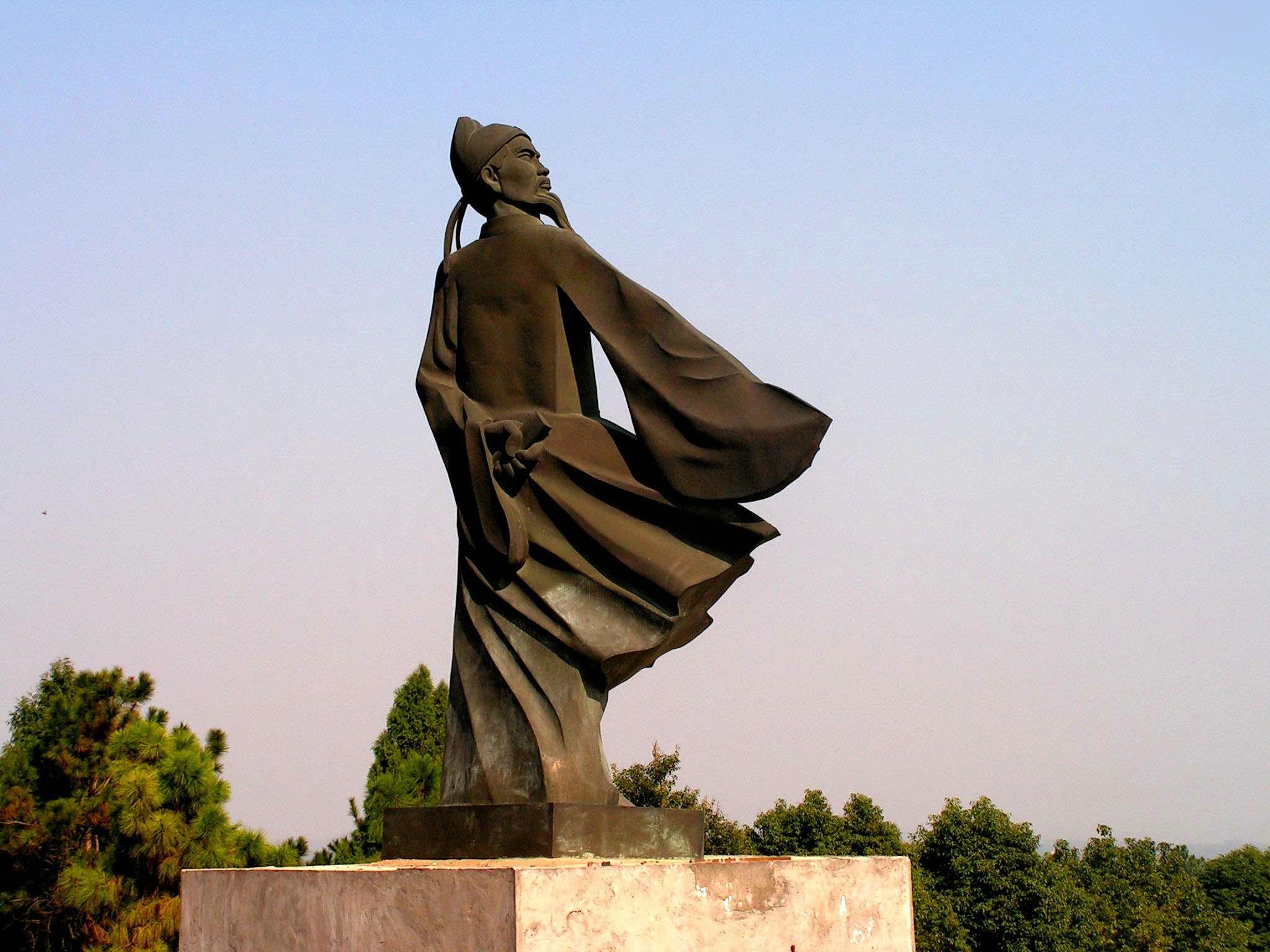 秦观,字少游,一字太虚,号淮海居士,别号邗沟居士,高邮军武宁乡左厢里