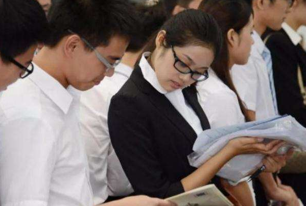 公务员迎来“聘任制”？考公的竞争力会减小吗？铁饭碗还吃香吗？