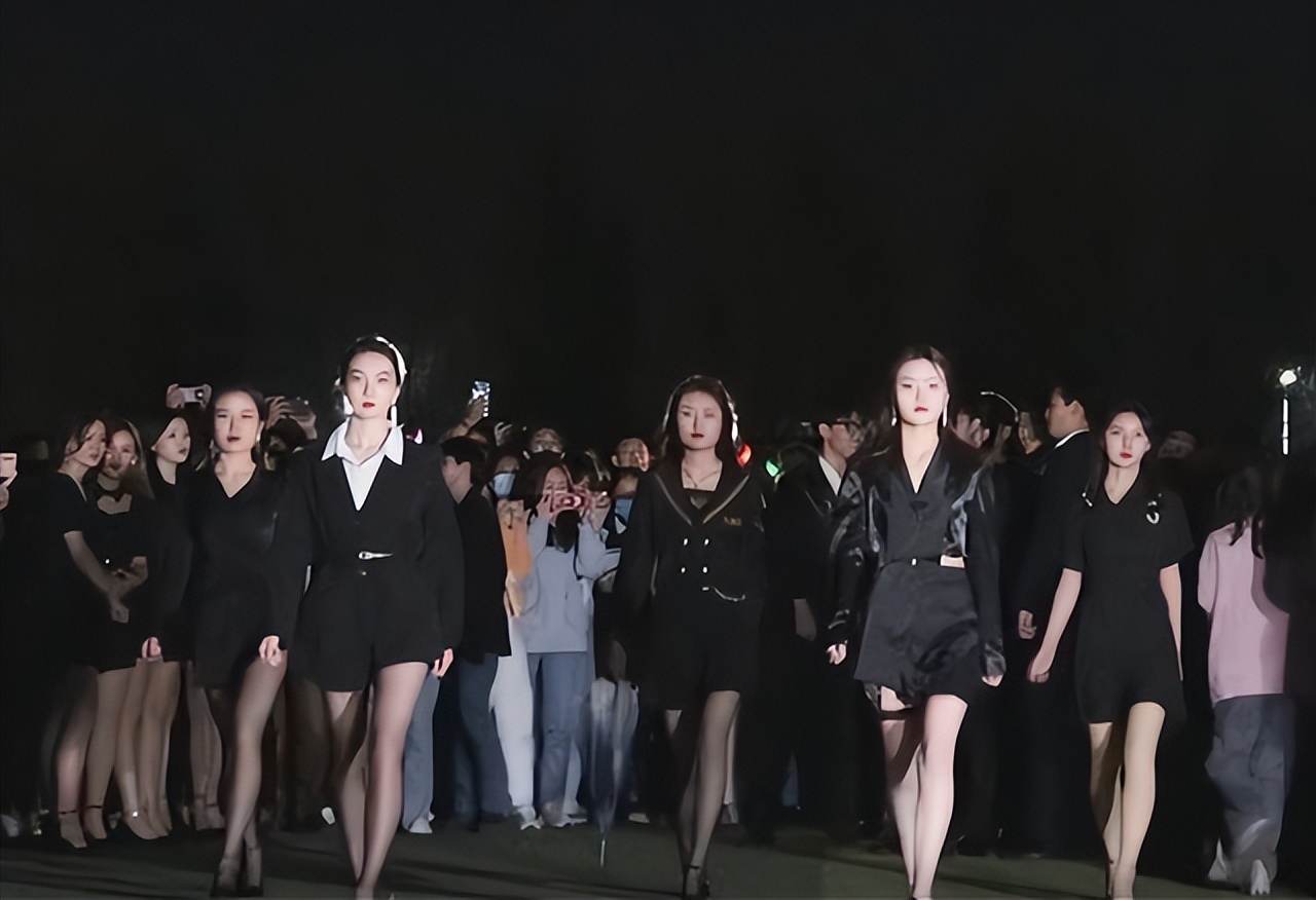 校园美女图片大全(美女大学生校内走秀) - 赤虎壹号