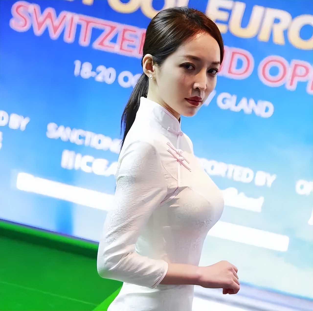 最美裁判王钟瑶("最美女裁判"王钟瑶晒照,一身旗袍展现靓丽的外表和