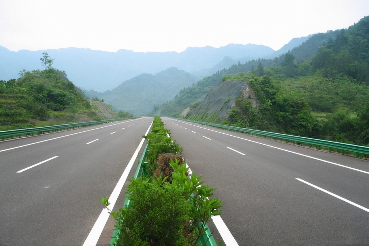 高速公路的車道寬度都是一樣嗎，寬度是多少米