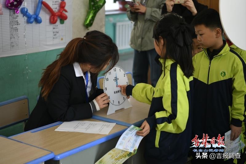 长白山池北区第一小学低年级的学生们迎来了(图2)