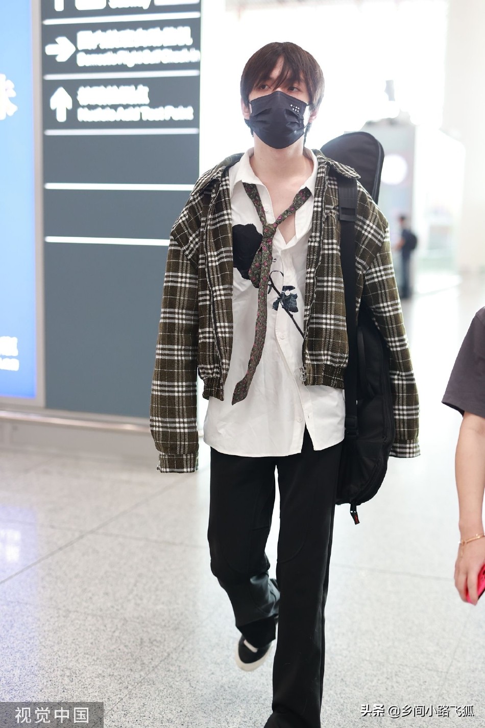 张颜齐休闲穿搭亮相机场 背吉他刘海遮眼慵懒随性