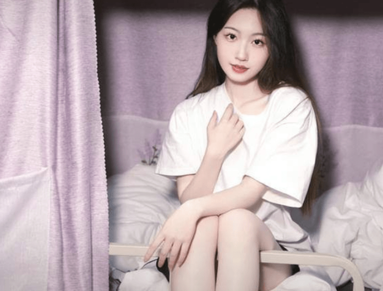 高校女生在宿舍拍写真，“下半身清凉”引热议，网友表示很难理解