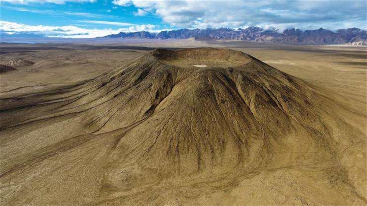 乌兰哈达火山是活火山(中国境内的十大火山,很多人其实就住在超级