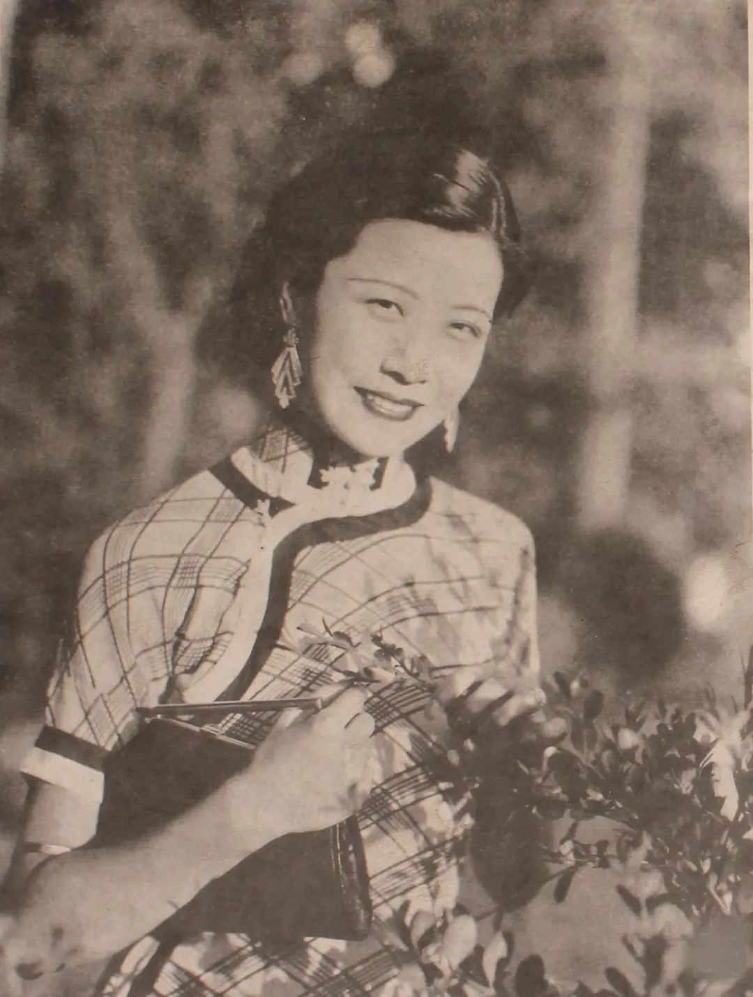 眼看阮玲玉陷入唐季珊的温柔乡,她写信劝慰:"你要是执迷不悟,我的今天