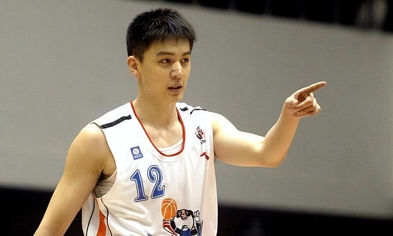 篮球杨鸣裆部(篮球儒帅杨鸣:白马少年到暴躁老哥,当主帅后却传出对