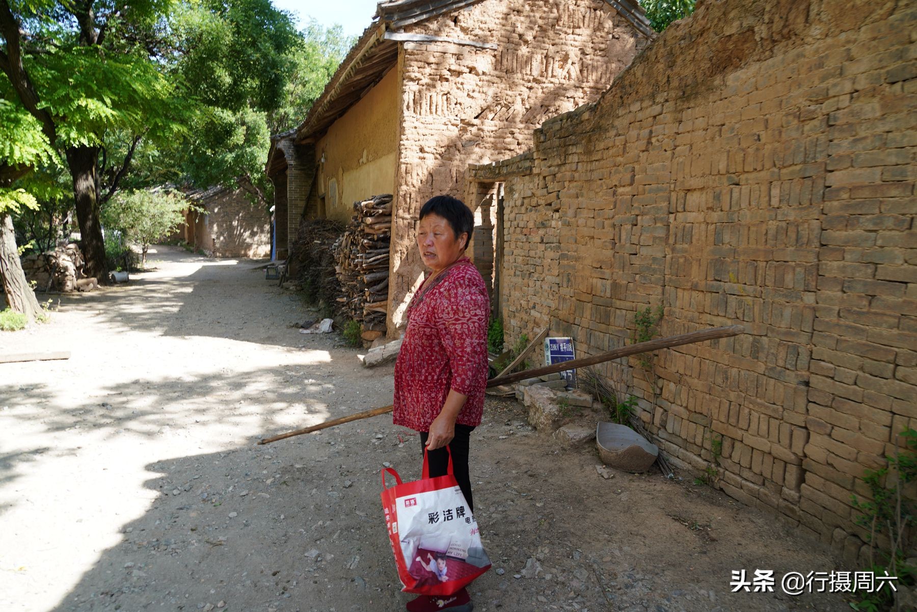 中年农民夫妻上山顶打工，“顺手牵羊”年赚10万