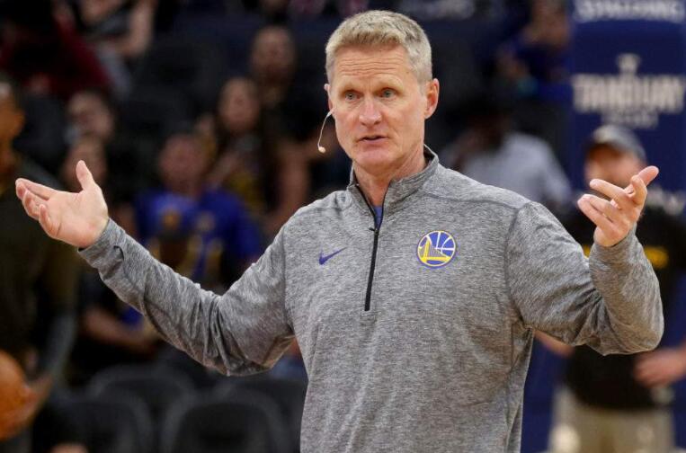 為什么nba領先3分不犯規</h2>

<p>　　在比賽結束后，勇士隊主教練科爾主動背鍋，直言球隊失利的原因是自己。因為最后時刻不犯規正常防的布置，正是他的安排。</p>

<p>　　<img alt=