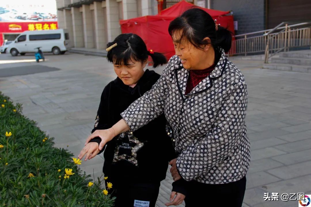 奶奶患了癌症父亲又连续患重病，女孩求医的路布满荆棘，奶奶哭着：造罪