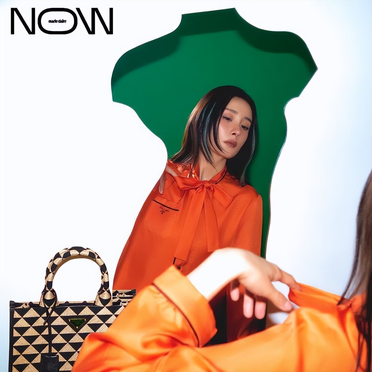 杨幂最新时尚大片曝光！穿裙装照样是直接开挂，化晒伤妆容美到爆