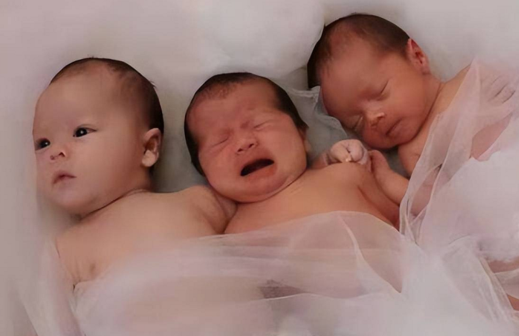 山东90后美女模特，未婚生下3个混血女儿，年入千万