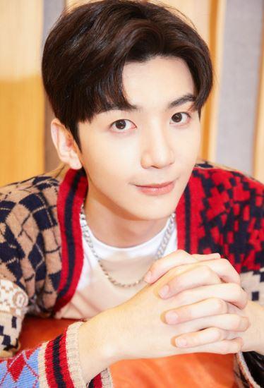 洪欣晒儿子张镐濂毕业照,一家四口共用一张脸,张丹峰视如己出