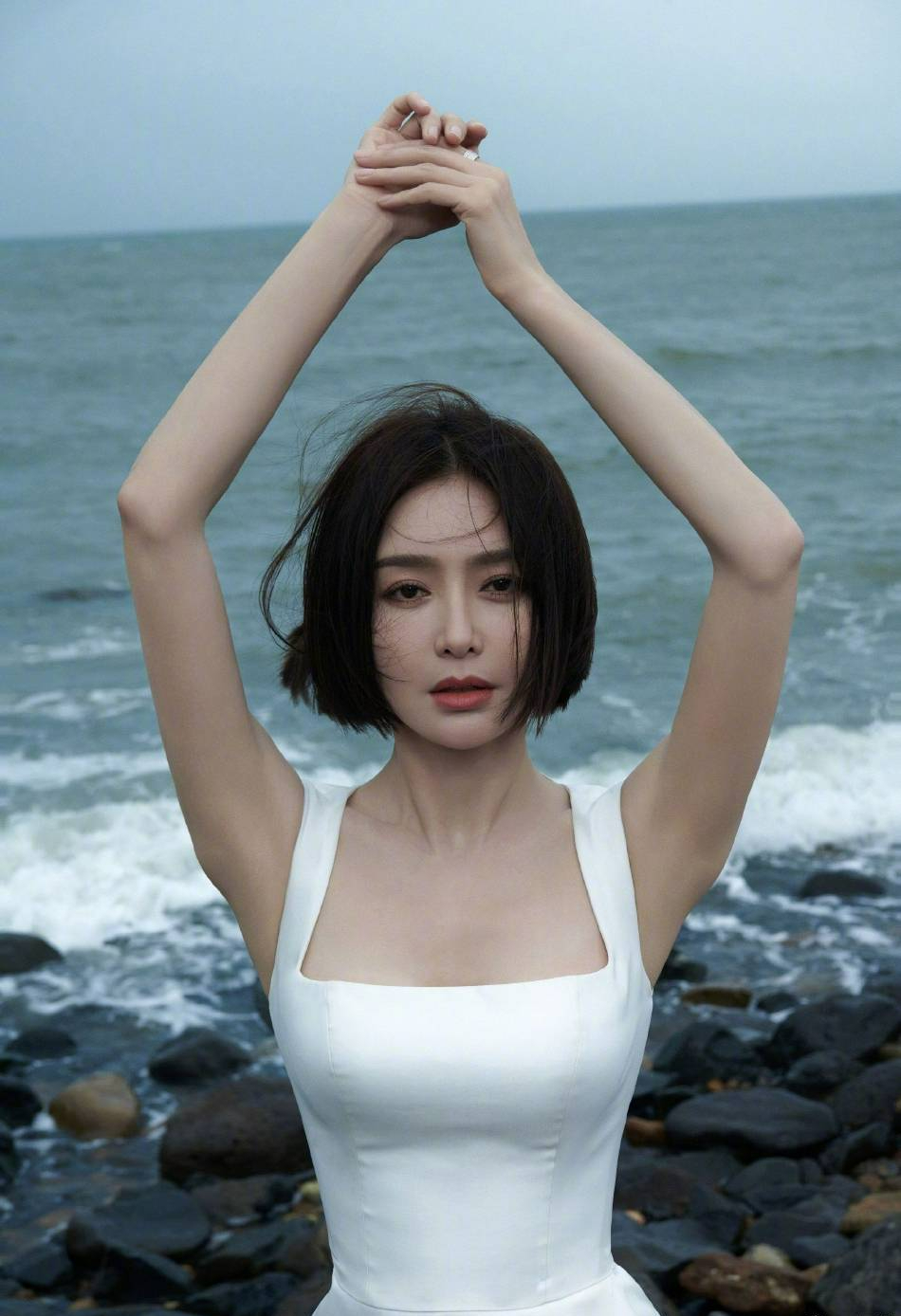 中国最美女人是谁图片("中国第一美女"秦岚,穿白色长裙大秀长腿,曼妙