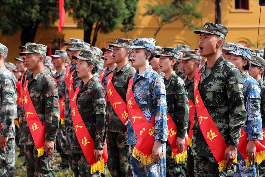 大学生入伍，2年义务服役可以拿多少“补助”？具体待遇叫人眼馋