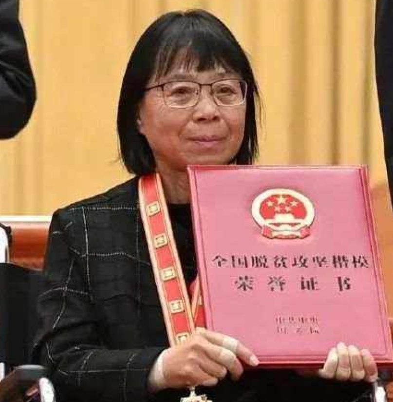 拼命三娘张桂梅校长感动身边人，领导：我们决不能捧着骨灰宣传您