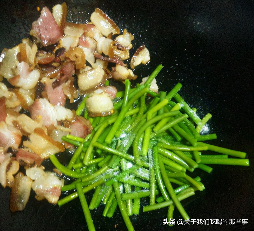 晒干的腊肉最忌直接炒，想要又香又嫩还不咸，下锅前要多做这2步