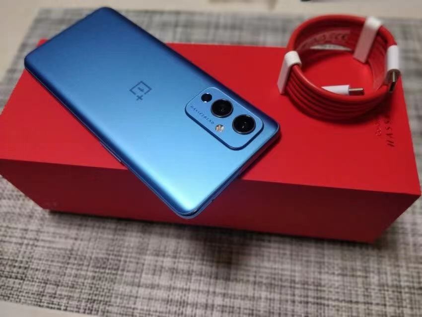 从4299跌至2899，12GB+256GB版，从高端市场跌至中端市场