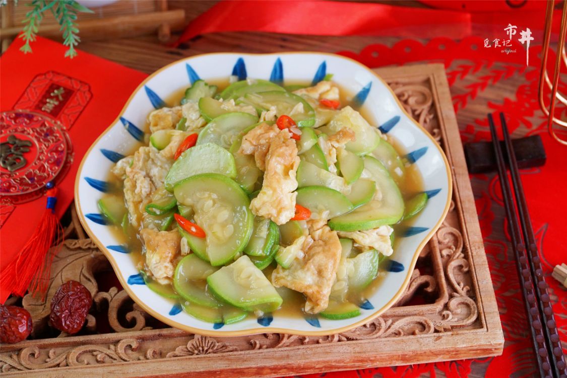 年夜饭的“拿手”素菜，西葫芦和鸡蛋一起炒，想不到的好吃，简单