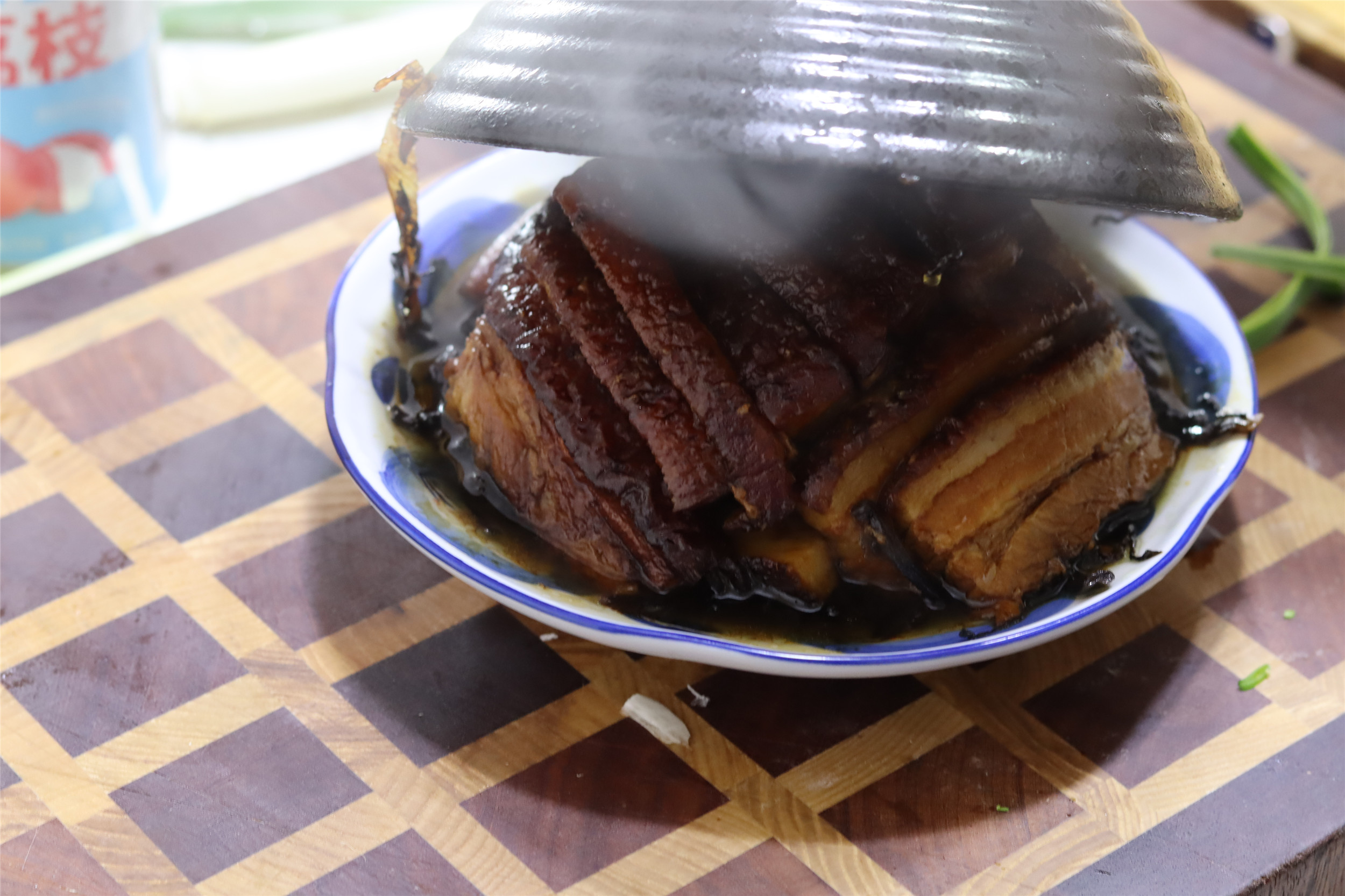 年夜飯做梅菜扣肉，切記“先煎後泡”，片片起“虎皮”，酥爛香醇