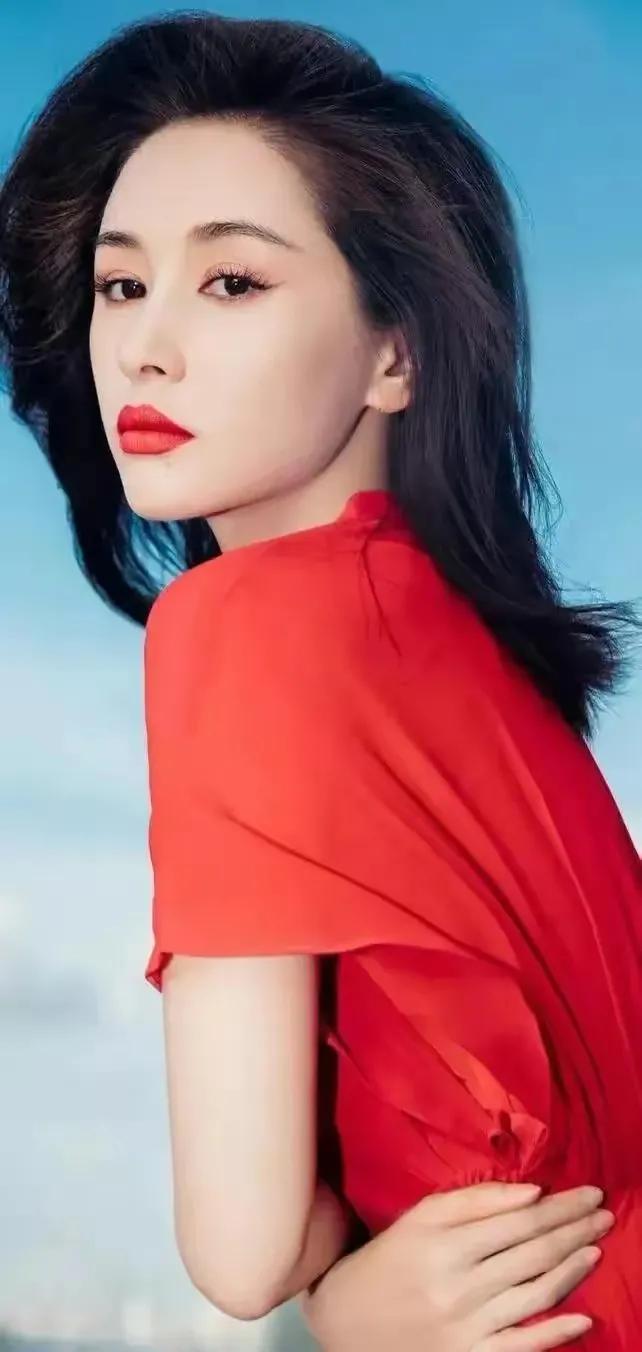 王子文气质迷人