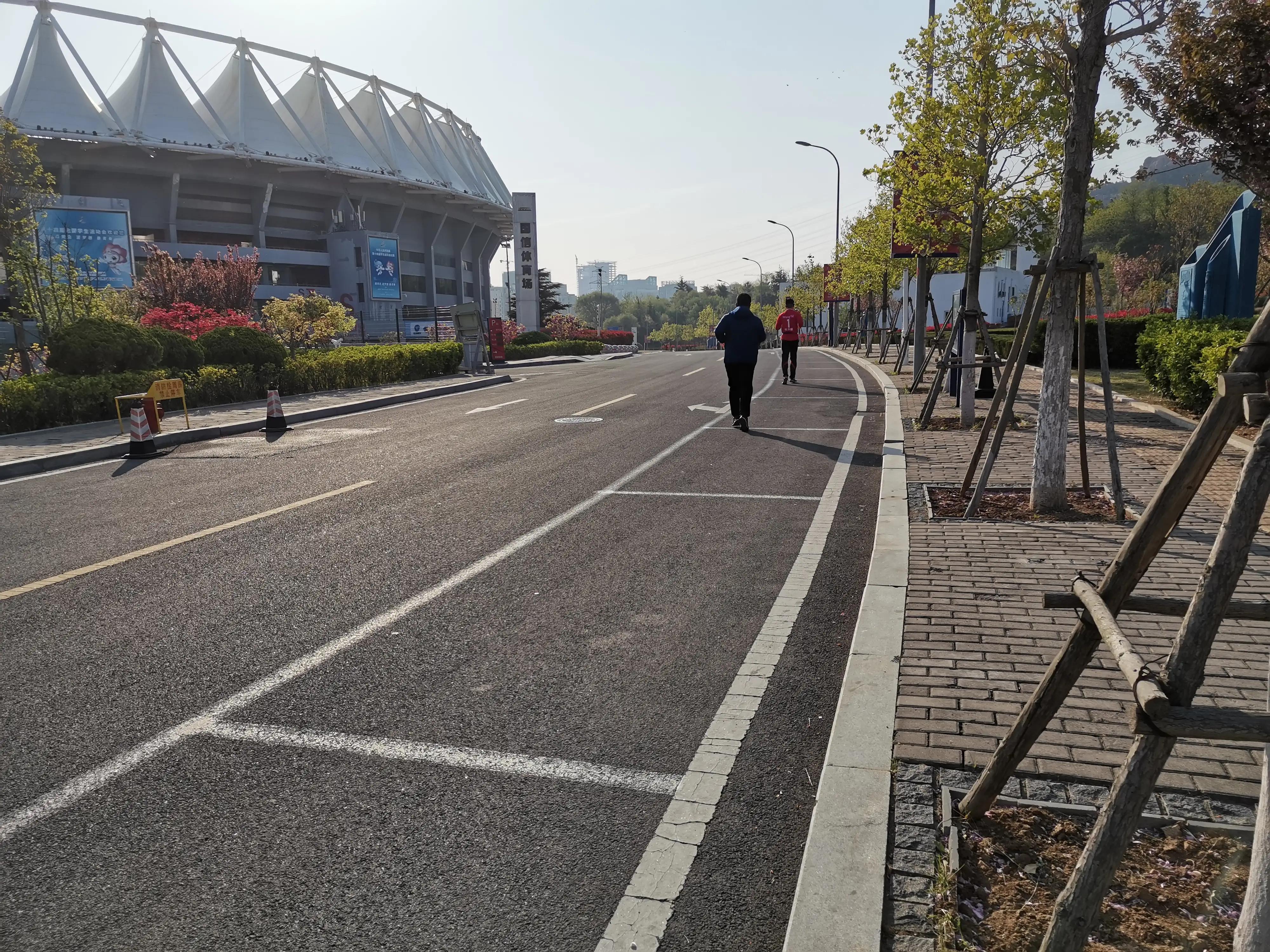 青岛国信体育馆 m区(体育场的操场不允许跑步，那要你体育场干什么)