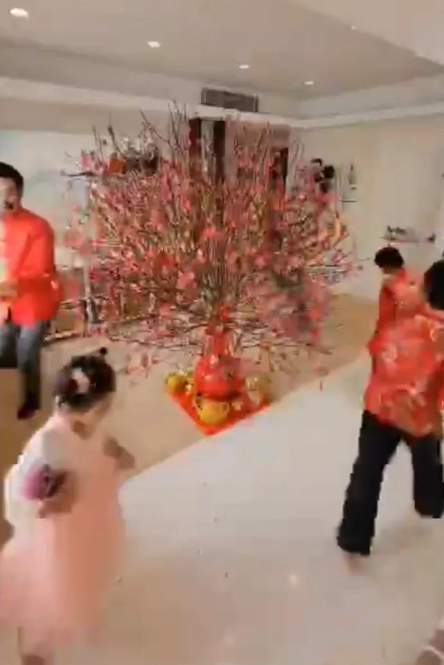 陈茵媺连续5年拍同款新年全家福，记录幸福生活，一家五口超幸福