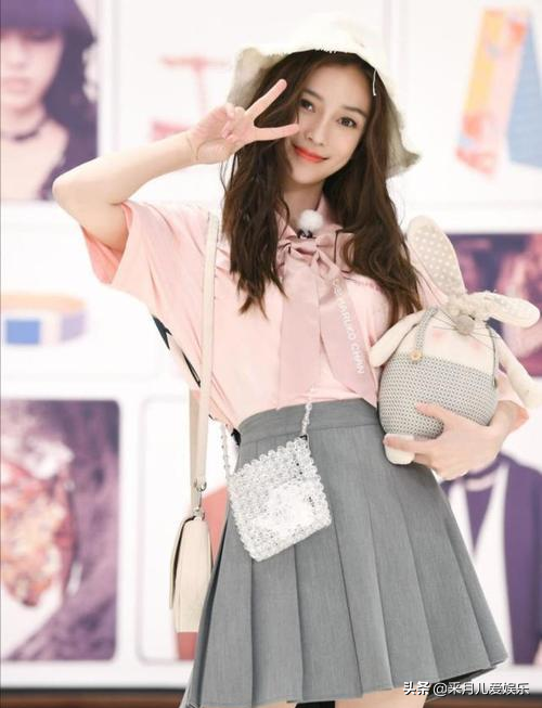娱乐圈中的时尚达人Angelababy,穿搭风格可甜可咸,又飒又美