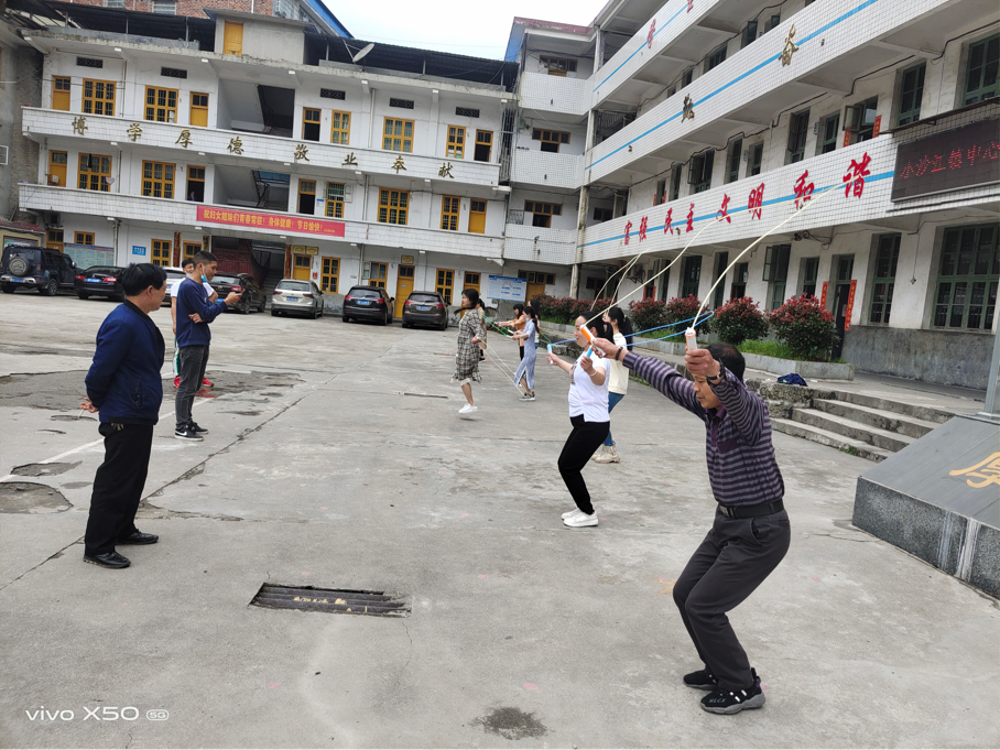 小沙江镇中心小学组织教职工“跳绳”比赛