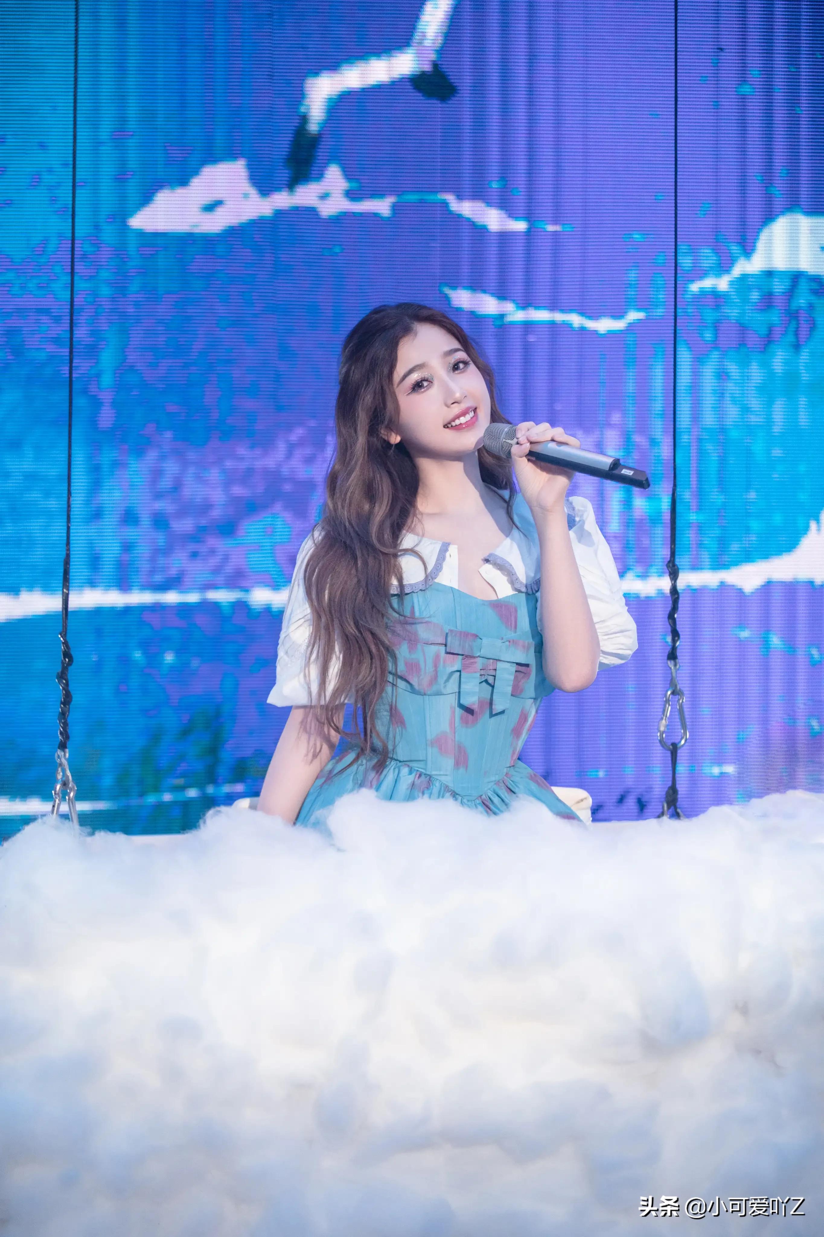 虞书欣，美人鱼造型，沙滩草裙，闪光在舞台上