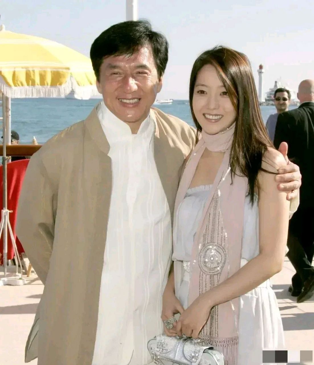 被成龙"征服"的8位女星,个个年轻貌美,是玩玩而已还是真爱?