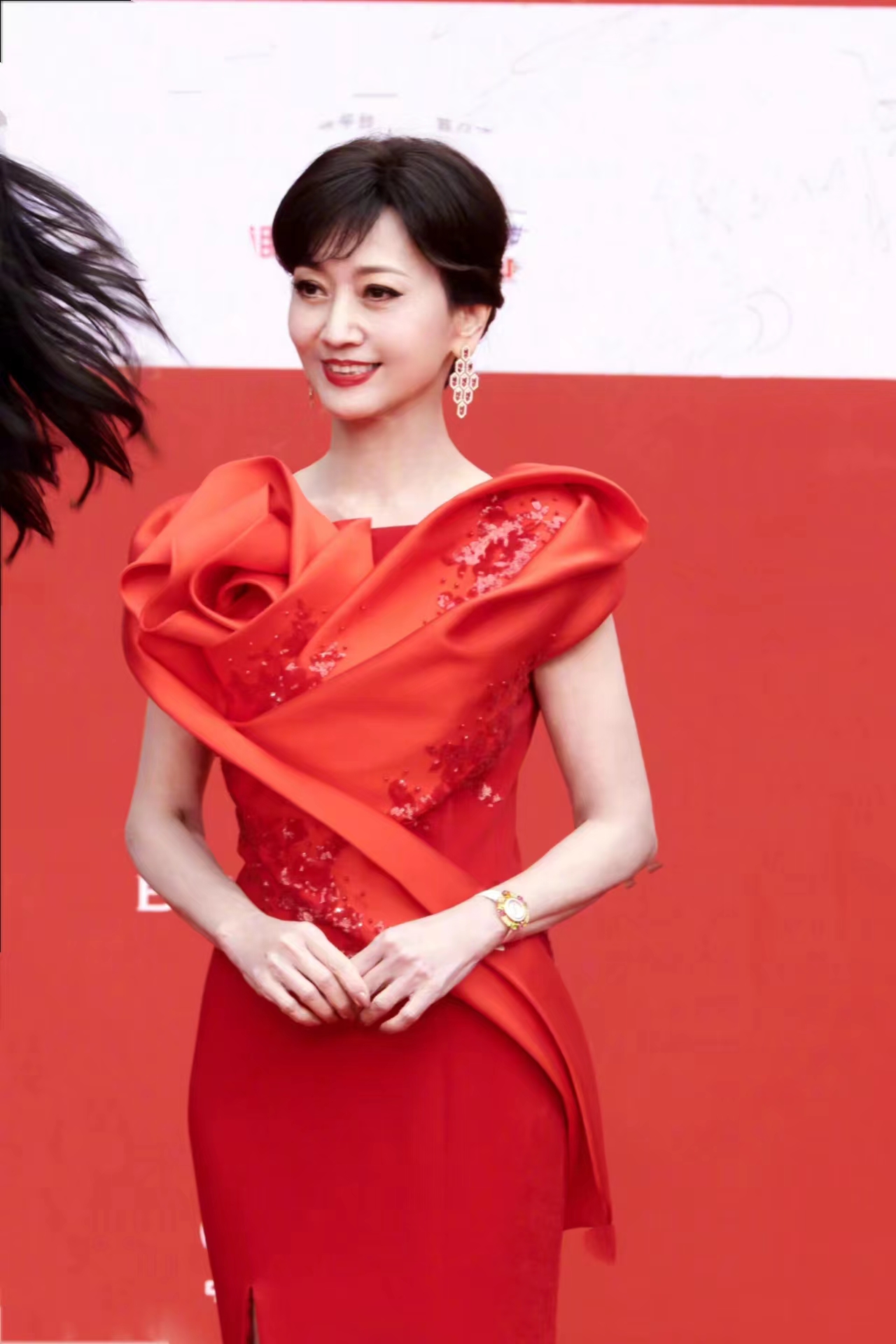 赵雅芝出席北京国际电影节,一袭大红色开叉长裙,温柔又优雅!