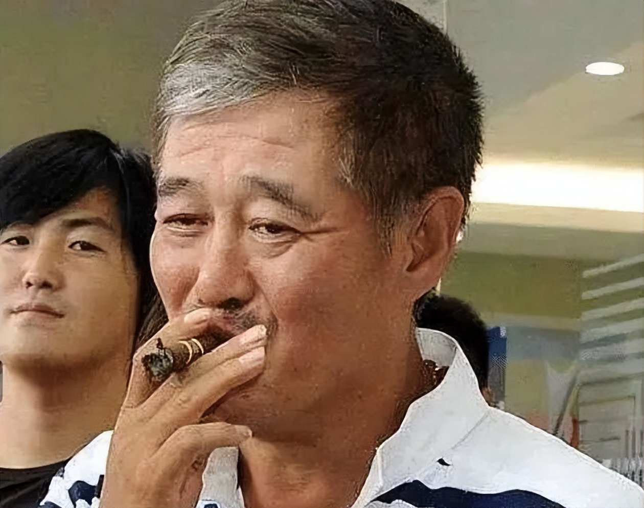 敢当众扇冯小刚耳光的，估计也只有赵本山了吧，网友评价：活该