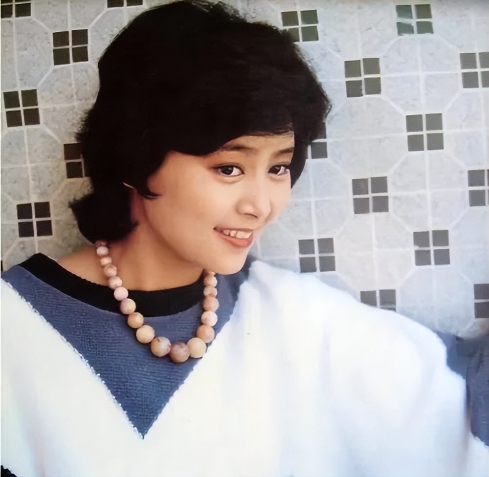 "弃夫出国",单身29年无子女,凭《庐山恋》爆红的张瑜近况如何