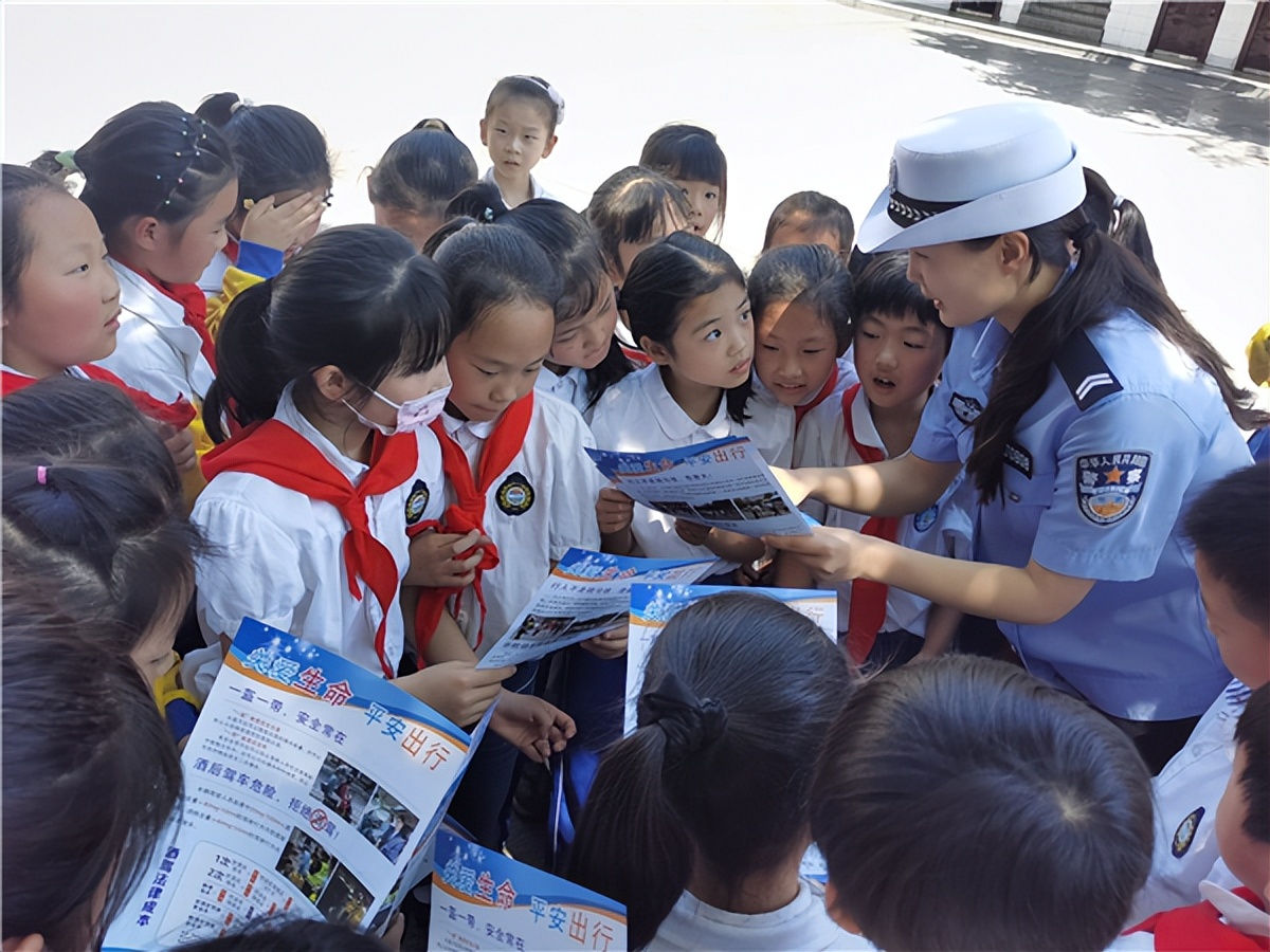 淅川县第二小学：交警坚守护学子 校方感谢赠锦旗