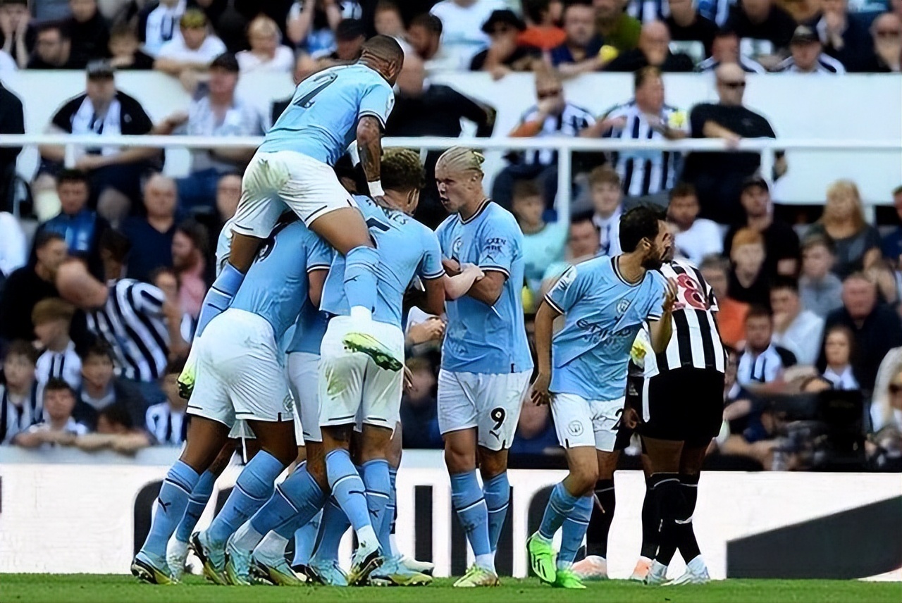 英超怎么这么多人看足球赛啊（为啥都爱看英超？这三场比赛给出答案，世界第一联赛实至名归）