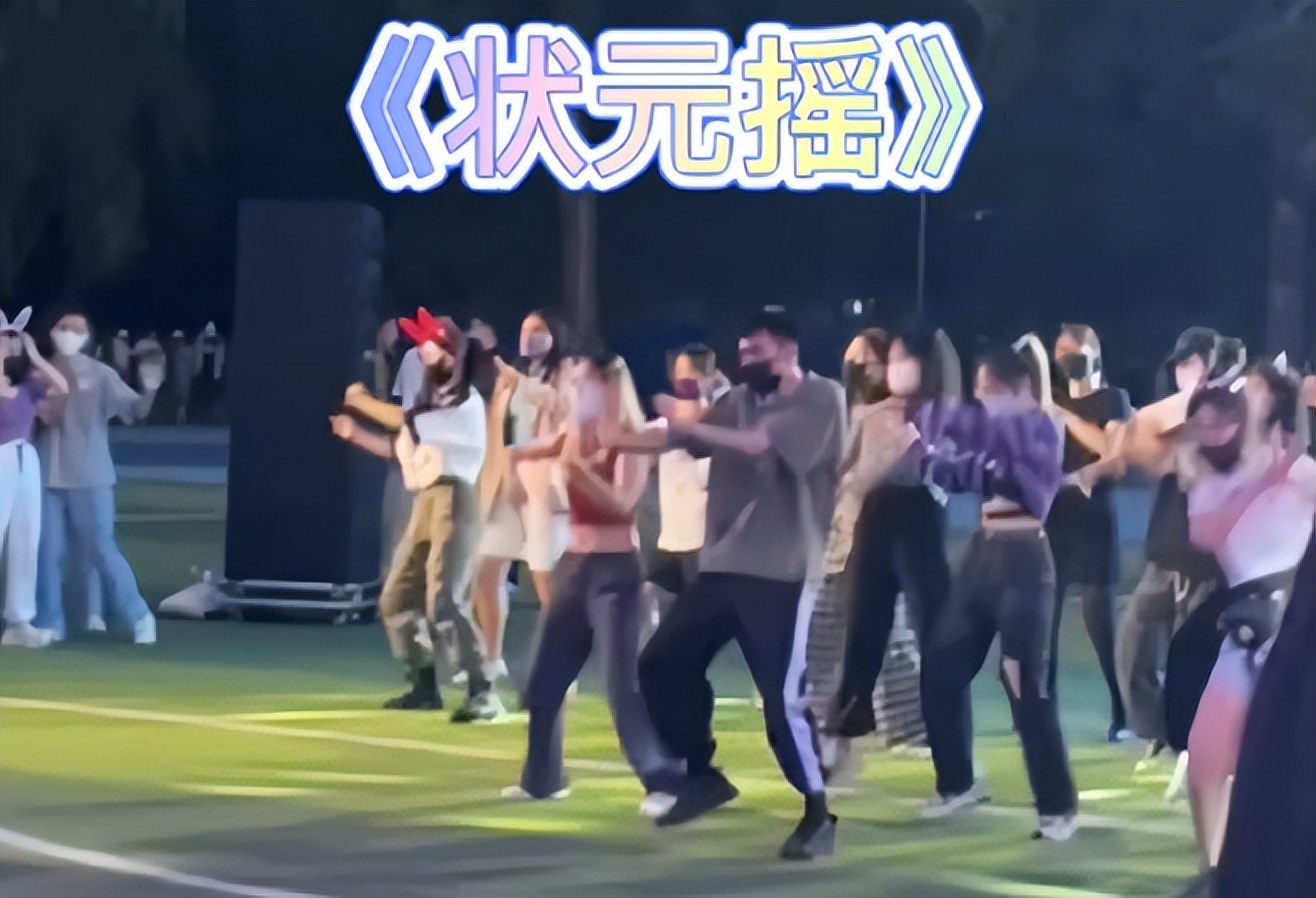 清华学霸在操场上跳“状元摇”，秒变857现场，学霸的世界我不懂