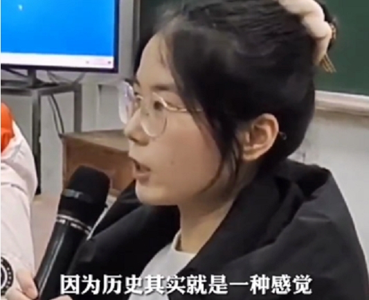 北大考古女孩回母校演讲，因“凡尔赛”演讲走红，这是怎么回事？