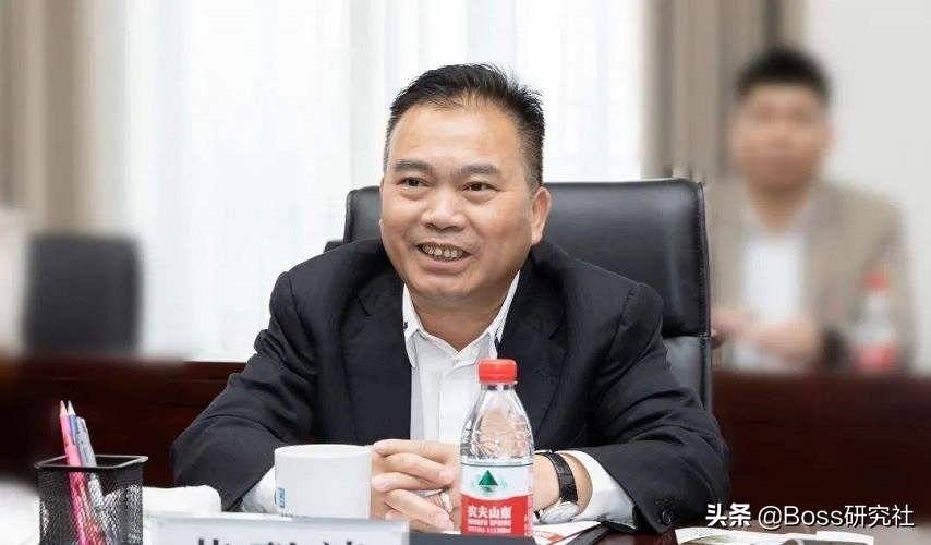 广东佛山十大富豪，共计坐拥7395亿元，杨惠妍身价缩水400亿