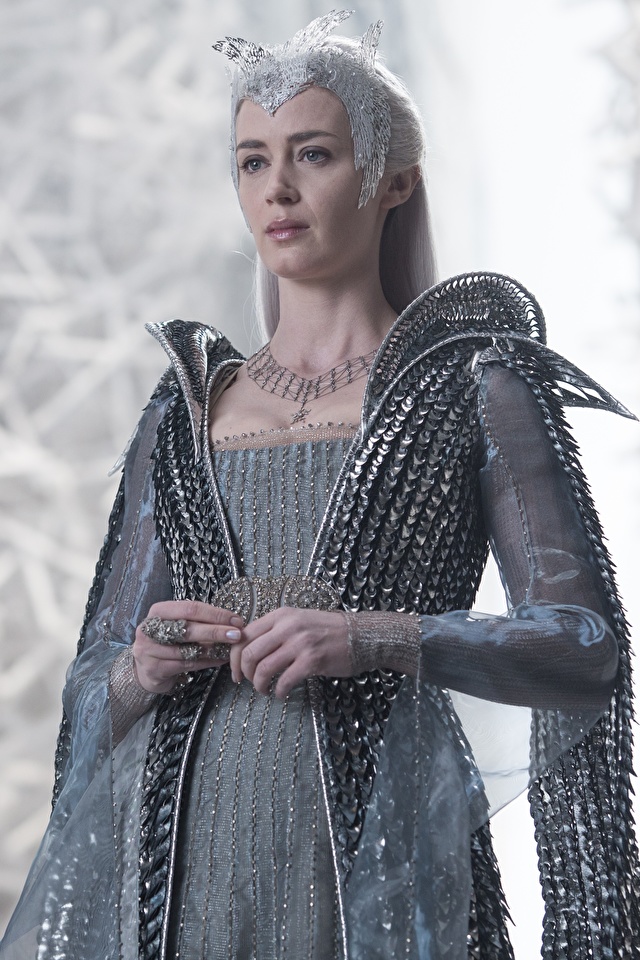 《穿普拉达的女王》刻薄助理艾米莉当年爆红，39岁晋升好莱坞大咖