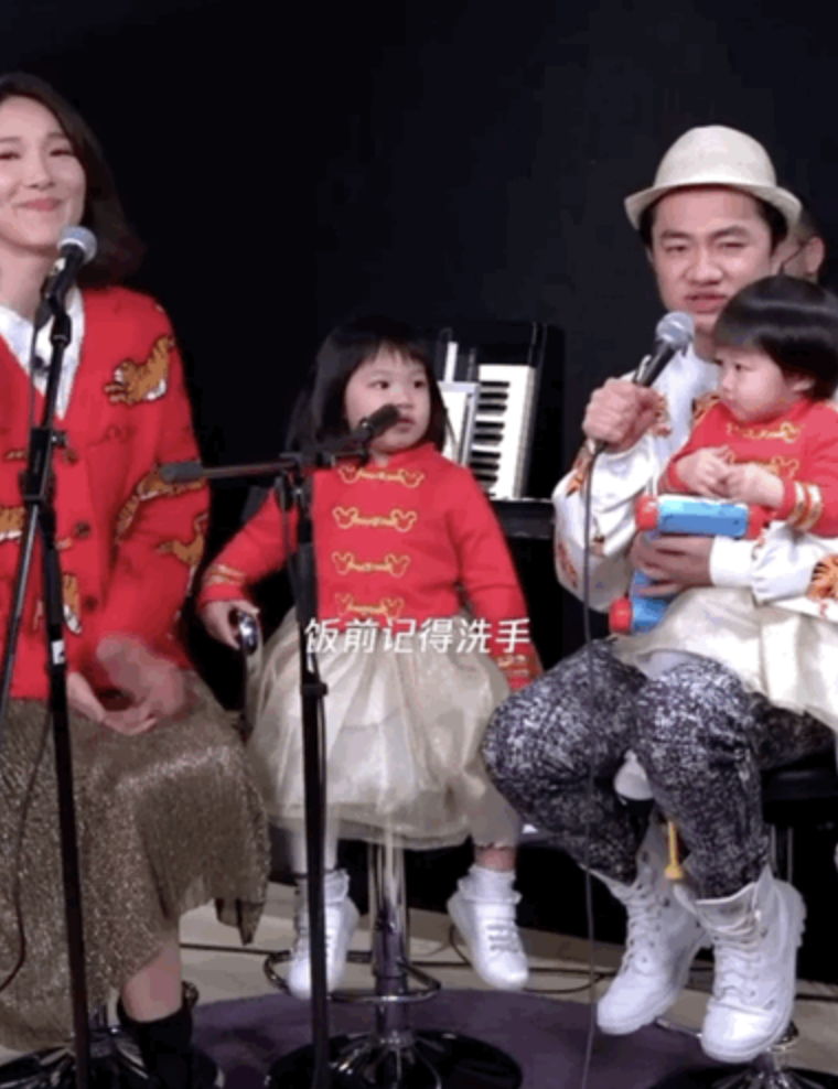 王祖蓝晒女儿弹唱视频，想送她进乐队，3岁Gabby摇滚范儿十足