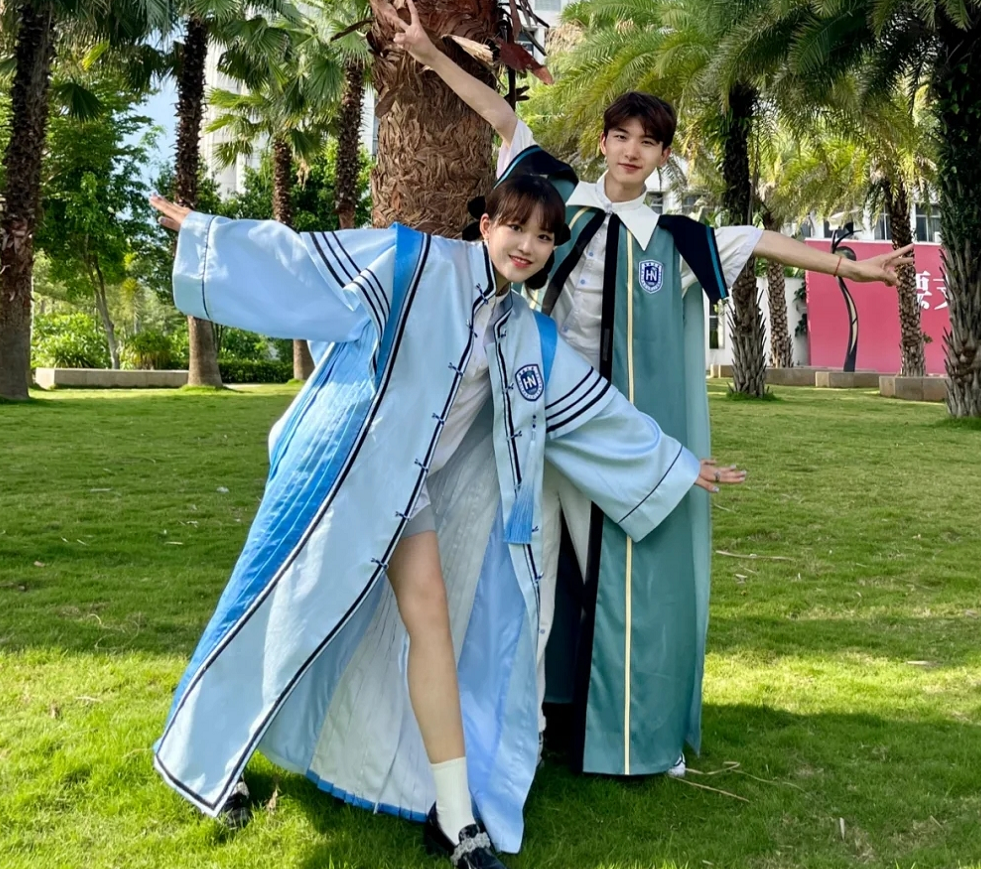 大学生自己设计的学士服，被评价“欣赏不来”，终究是太前卫了