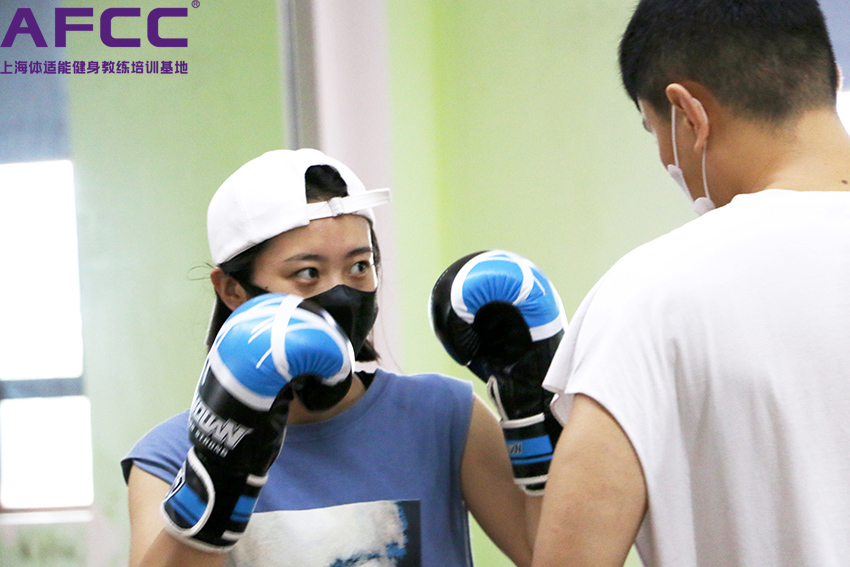 健身教练培训费多少钱（健身培训班培训学费一般多少钱呢）