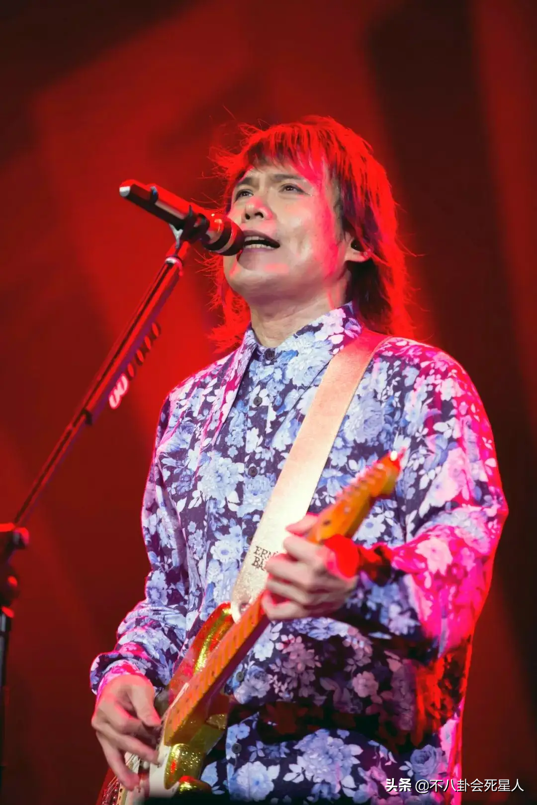 10位港台长发男星，郑伊健帅气逼人，伍佰气质狂放不羁