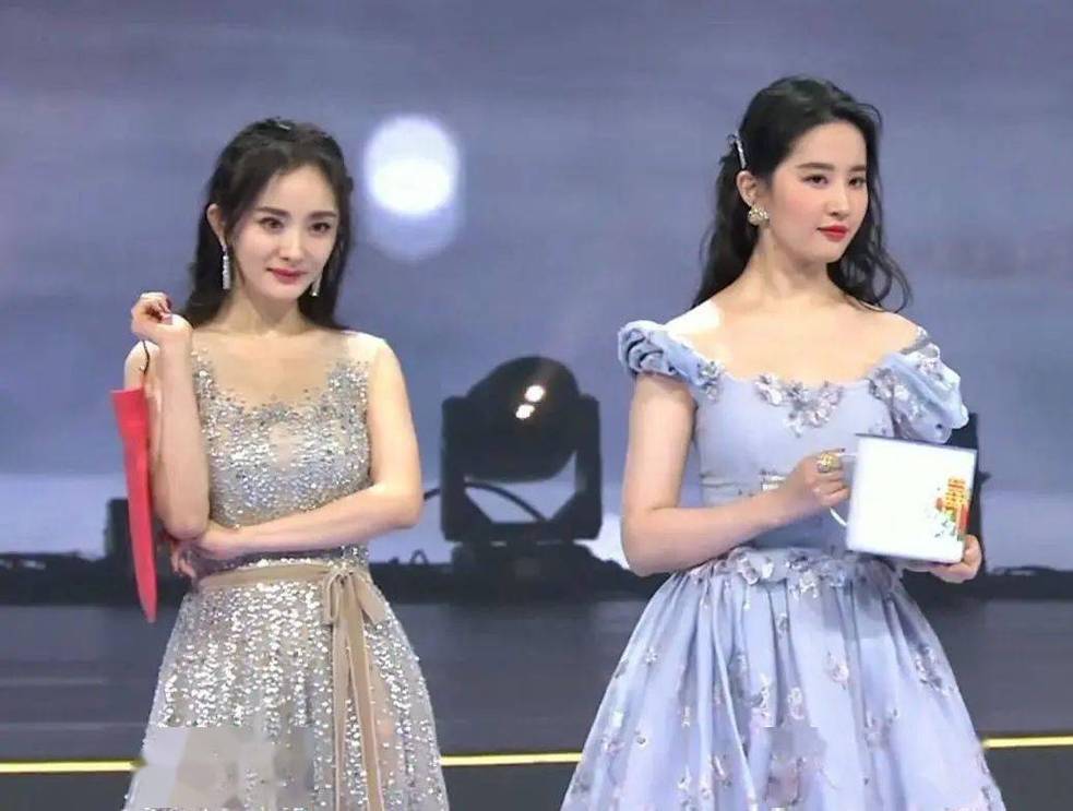 两人同台争颜斗艳微博之夜上刘亦菲和杨幂再次同框的画面.