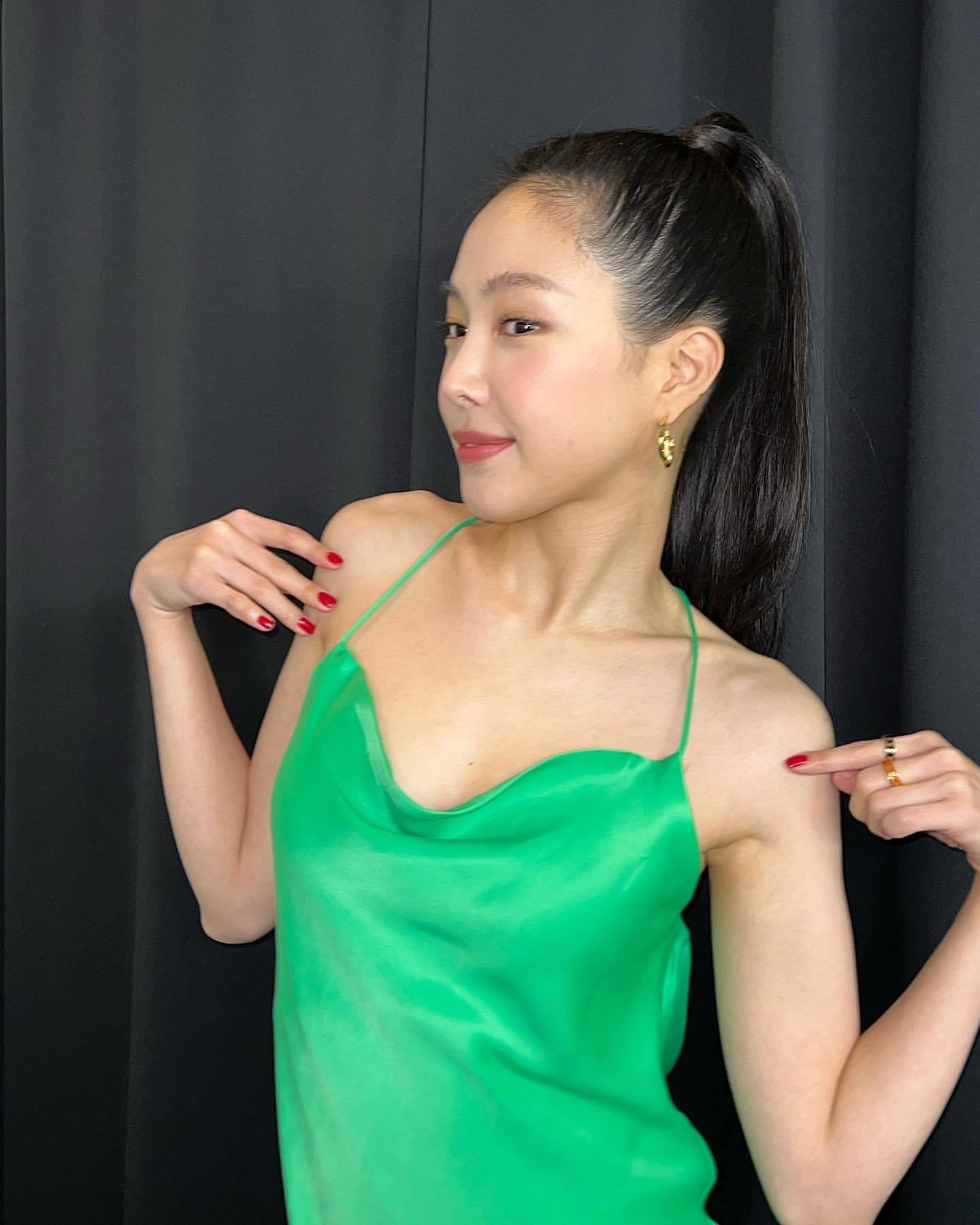 28岁孙娜恩,大胆露背时尚,性感魅力爆炸,瘦到能看到