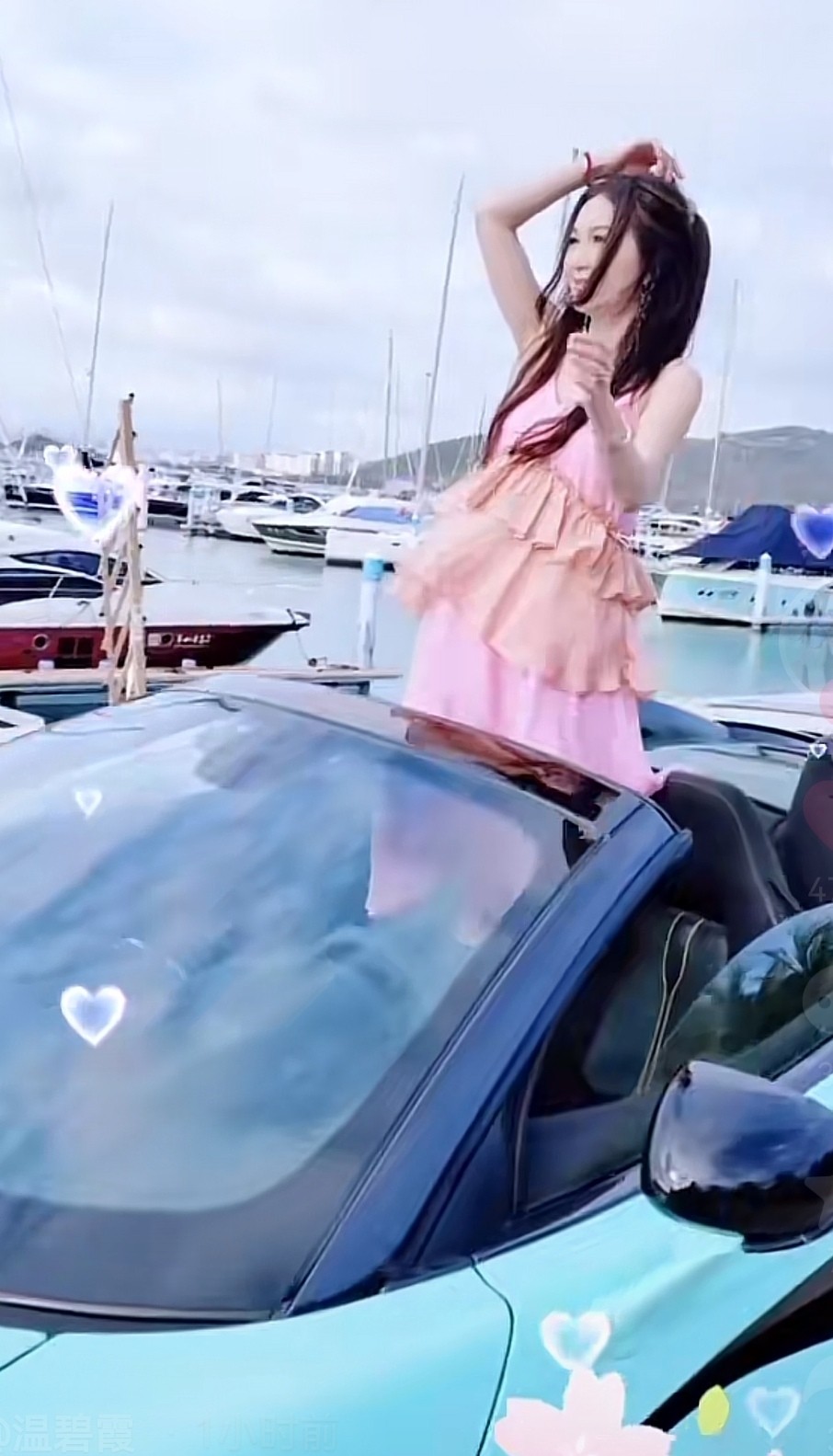 55岁温碧霞近照好嫩，站豪车上凹造型像少女，穿长裙164身高像150