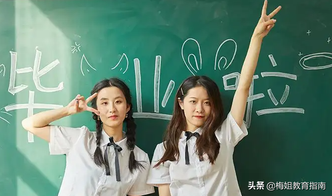 大学生晒另类毕业照，网友破防落泪，真想时光倒流重返校园