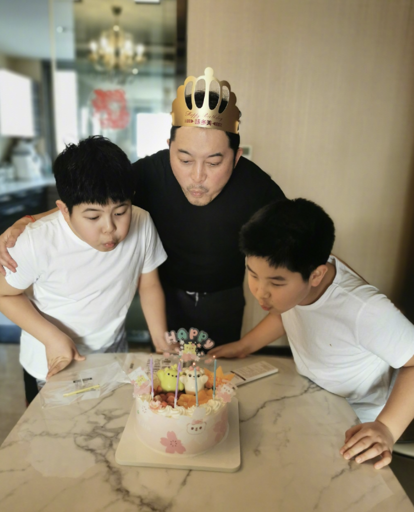 沙溢44岁生日，妈妈和妻子分别为他庆生，父子三人同框很温馨